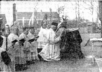 Uit "Nieuwe Tilburgsche Courant", 27 Maart 1939. Onderschrift: De Bisschop van Breda, Mgr. P. Hopmans, verrichtte Zaterdag de plechtige consecratie van de nieuwe kerk te Effen, gem. Princenhage. Tijdens de plechtigheid buiten de kerk.